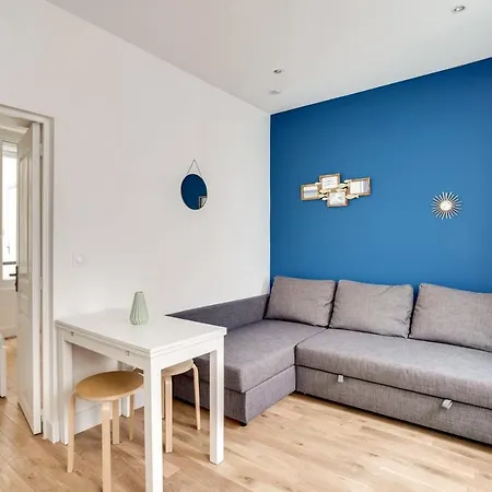3 People Close Eiffel Tower By Weekome Apartamento