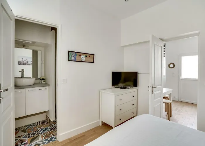 3 People Close Eiffel Tower By Weekome * Paris