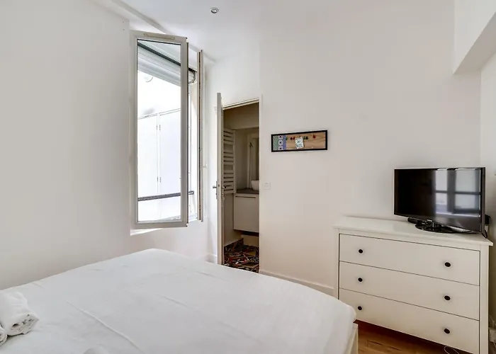 3 People Close Eiffel Tower By Weekome