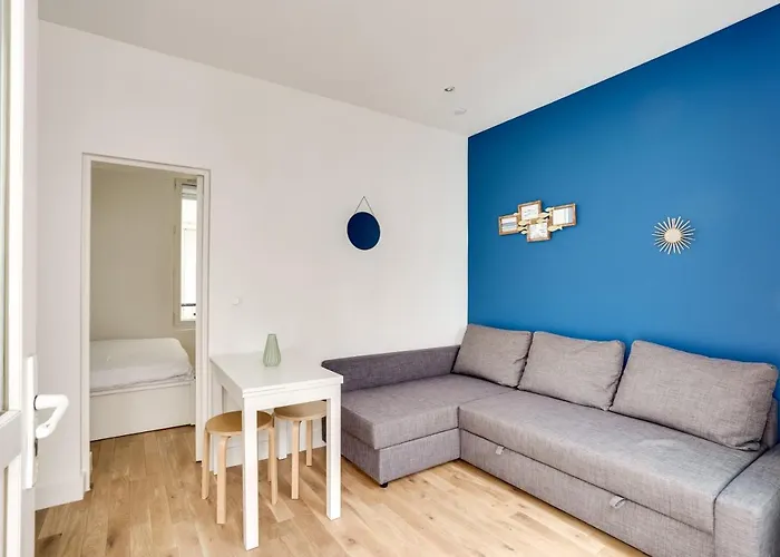 3 People Close Eiffel Tower By Weekome Paris