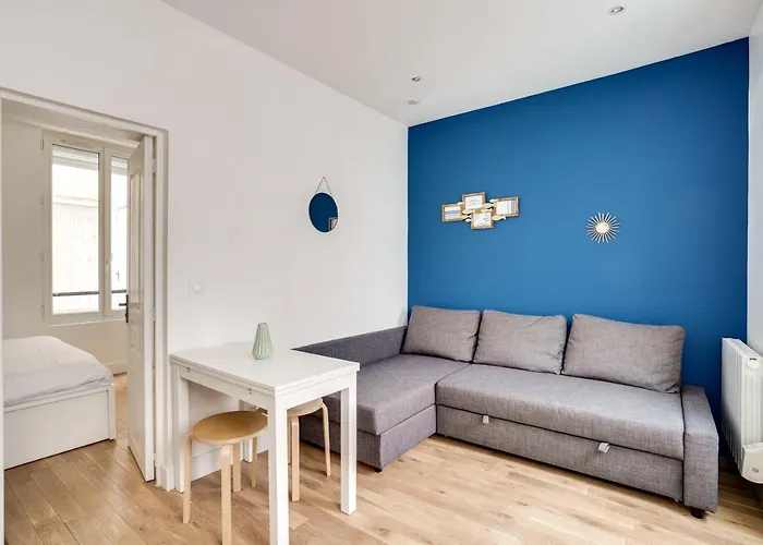 3 People Close Eiffel Tower By Weekome Appartement