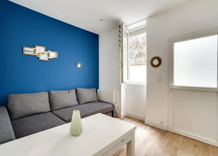 3 People Close Eiffel Tower By Weekome * Paris