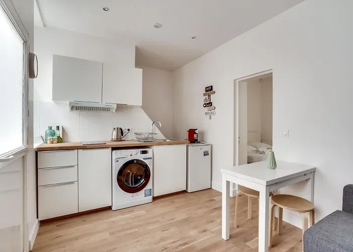 3 People Close Eiffel Tower By Weekome Appartement